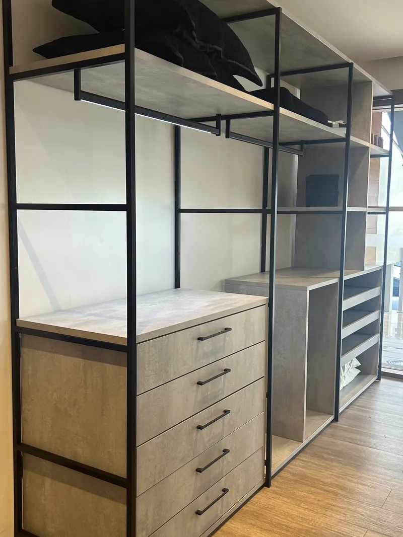 Closet em metal e madeira exposto no showroom